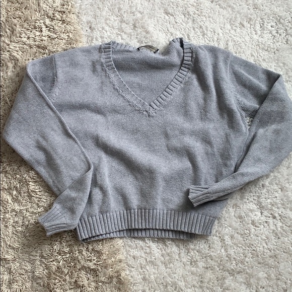 Brandy Melville Sweaters - BRANDY MELVILLE CROPT SWEATER